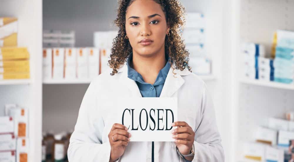 Pharmacienne avec affiche "fermée" Grève officines 30 mai 2024