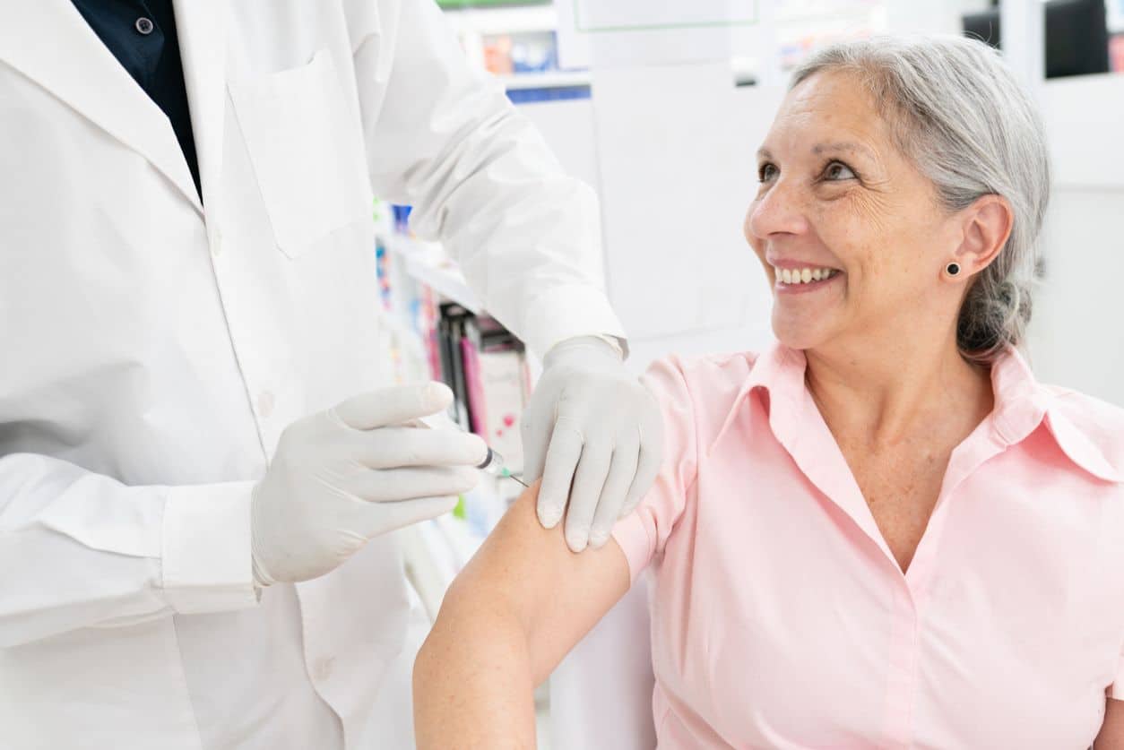 Vaccin chez une patiente de plus de 65 ans. Nouvelles recommandations Prevenar 20 chez les plus de 65 ans. HAS, Pfizer